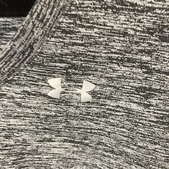 👕 Women’s Under Armour V-Neck Tee - Size Medium - Picture 2 of 4